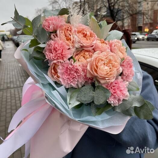 Букет с пионовидной розой и диантусами