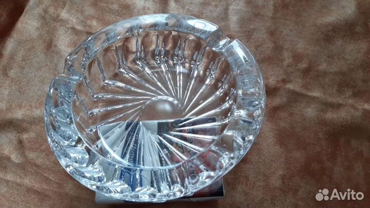 Зажигалки и пепельница