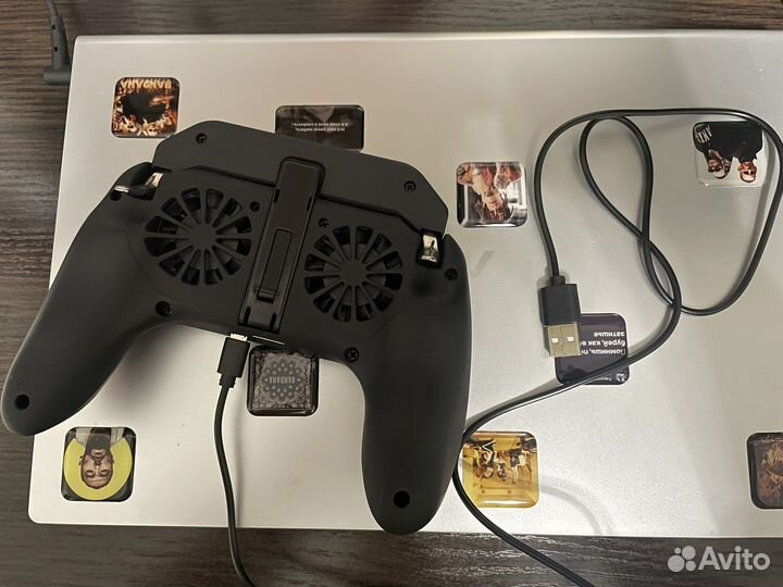 Игровой геймпад для смартфона c охлаждением