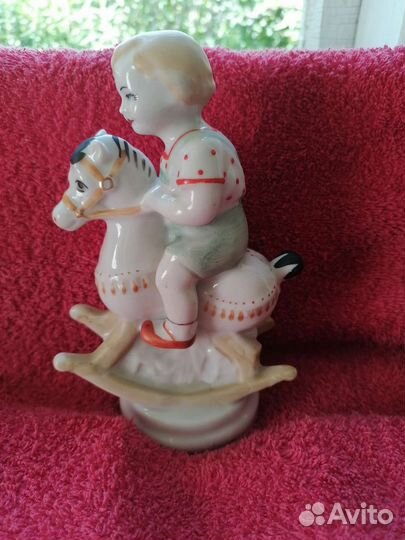 Фарфоровая статуэтка 