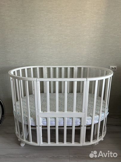 Детская кроватка с маятником