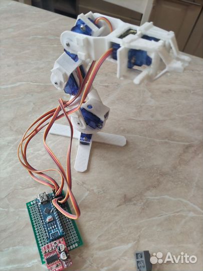 Робот манипулятор на сервах