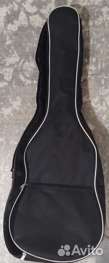 Чехол для гитары и сломанная гитара