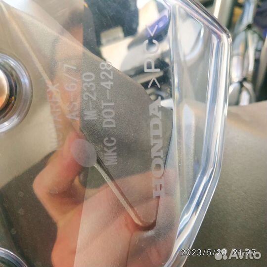 Продаю б/у ветровое стекло на Honda 700-750x