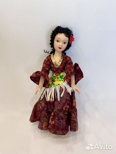 Кукла фарфоровая