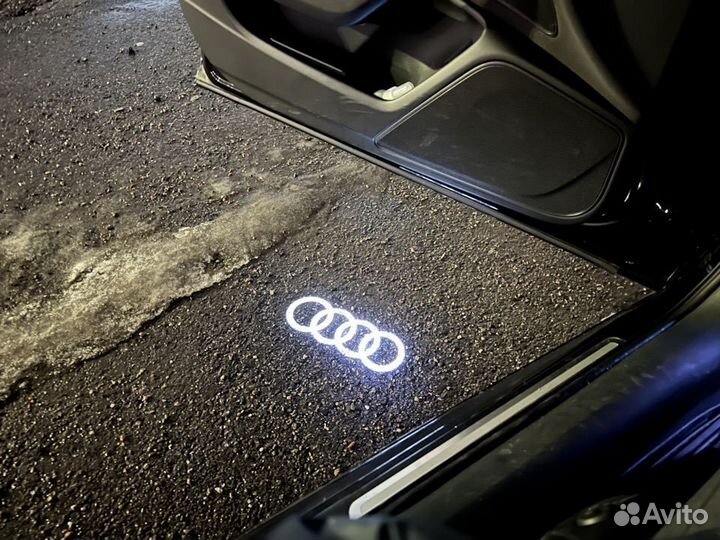 Оригинальный плафон с проекцией логотипа Audi