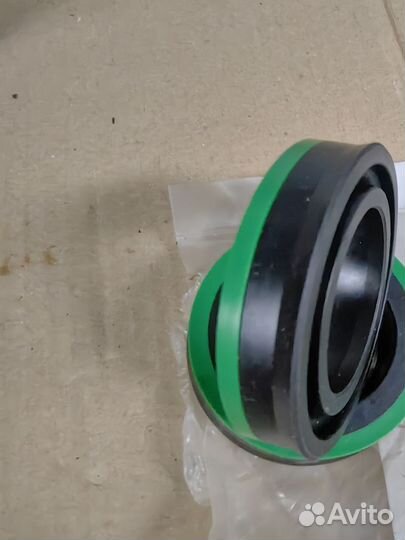 Уплотнитель натяжителя гусянки 0937000070