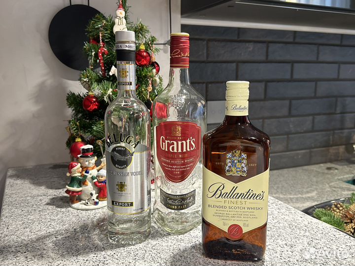 Коллекция пустых бутылок