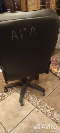 Офисное кожаное кресло