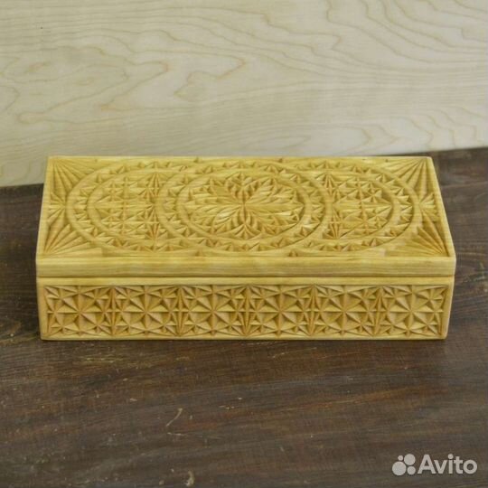 Шкатулка-купюрница с резьбой