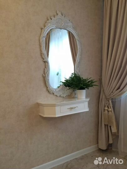 Парфюмерный столик, консоль