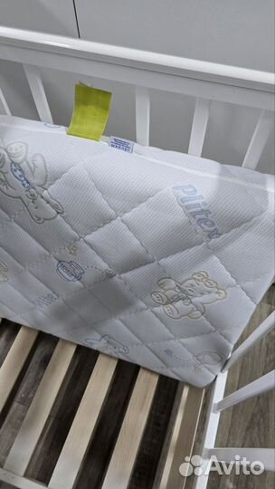 Детская кроватка с маятником и матрасом
