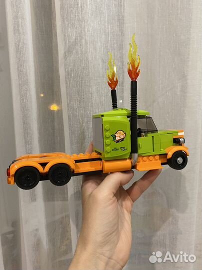 Lego Грузовик для шоу каскадеров