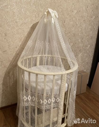 Детская кроватка с маятником круглая