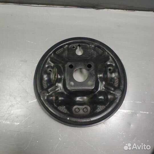 Щит заднего тормоза правый Renault Sandero 2