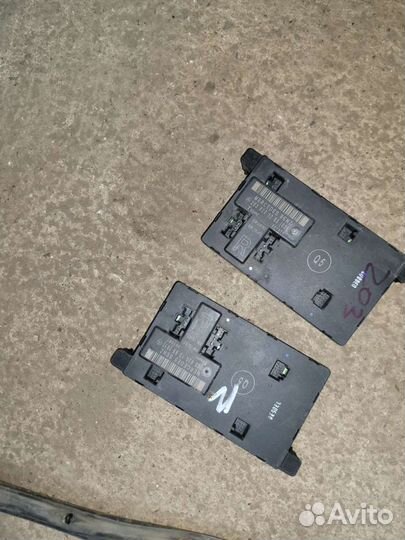 Блок в дверях передних на Мерседес 203