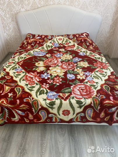 Пледы и покрывало