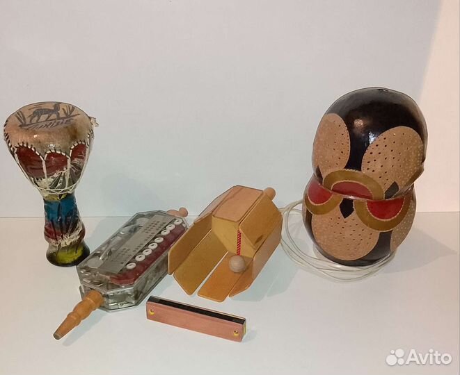 Музыкальные инструменты и настольная лампа