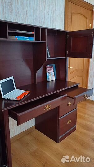 Рабочий стол с полками