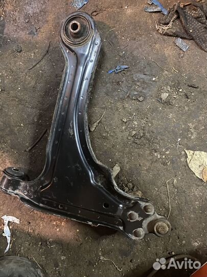 Рычаг передний правый 90495104 Opel Astra F