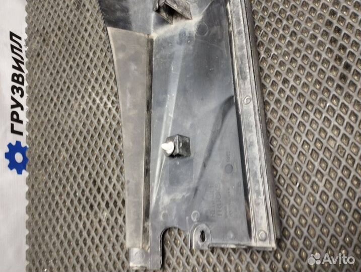 Уголок жабо правый Renault T 84507777