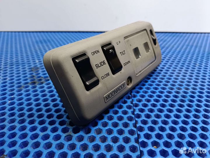 Кнопка люка Toyota Carina T170 4AFE