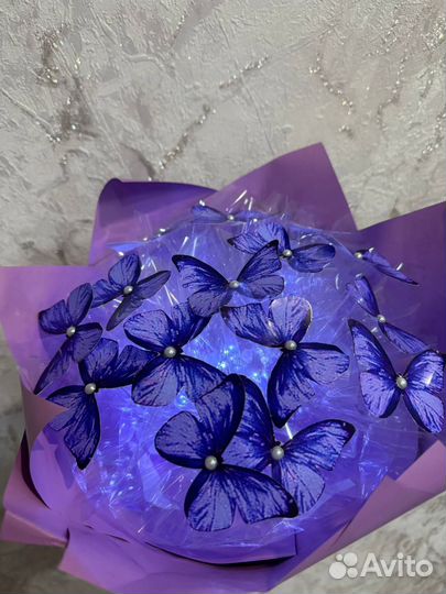 Букет цветов с бабочками