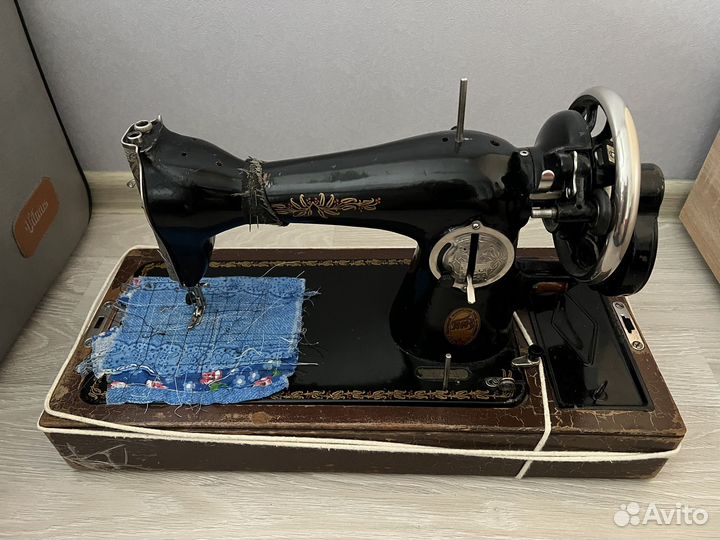 Швейная машинка Подольск с ручным приводом
