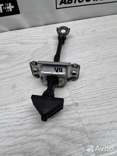 Ограничитель двери передний левый Mazda 3 BK Z6