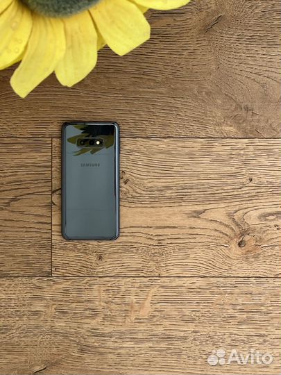 Смартфон Samsung Galaxy S10e 6/128