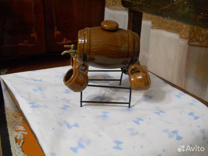 Cувенирный пивной бочонок с четырьмя кружками