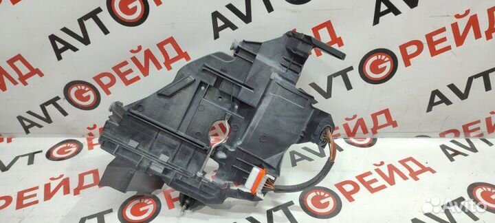 Кронштейн фары правый Volkswagen Touareg 7LA AXQ