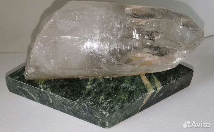 Кристалл из горного хрусталя на подставке