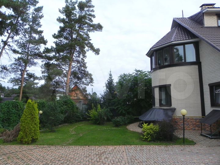 Коттедж 323,6 м² на участке 9,5 сот.