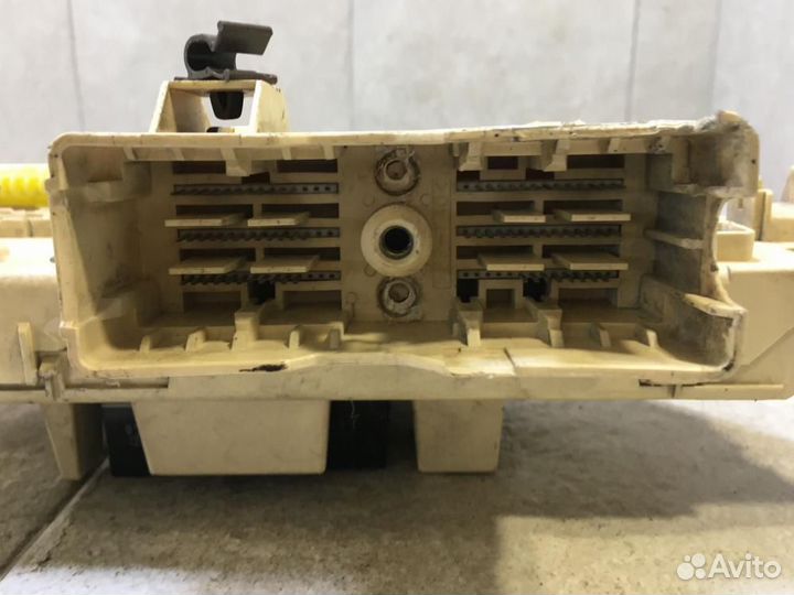 Блок предохранителей Toyota Land Cruiser J100 UZJ1