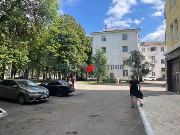 Торговая площадь, Первомайская ул., 8