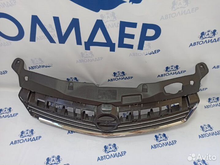 Решетка радиатора Opel Astra H Z16XER 2008