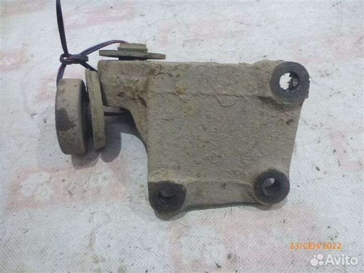 Кронштейн задний левый Mitsubishi Outlander CU2W