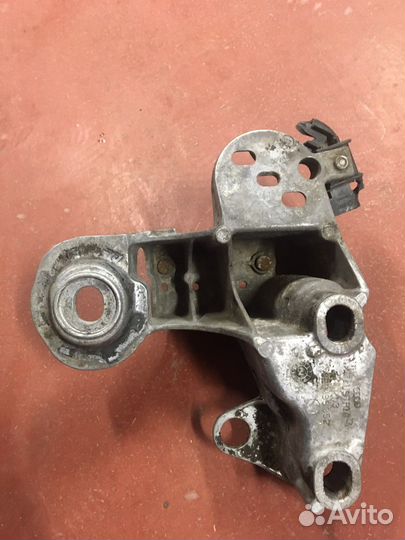 Кронштеин крепления двигателя Audi A 4