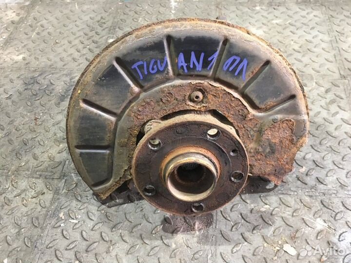 Кулак поворотный передний левый в сборе со ступиц