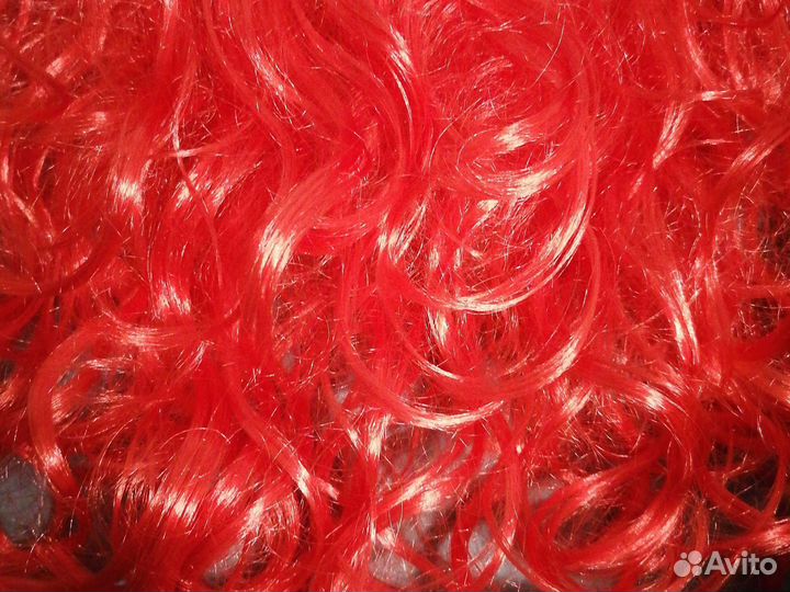 Красный парик