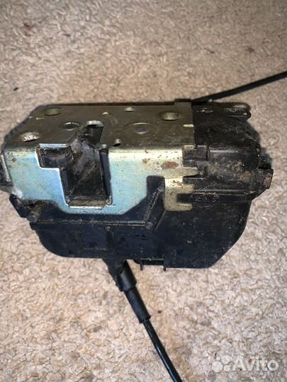 Замок двери левый