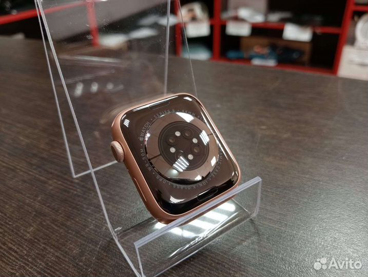 2) Apple Watch Series 6 44mm