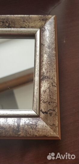 Зеркало в деревяной рамке