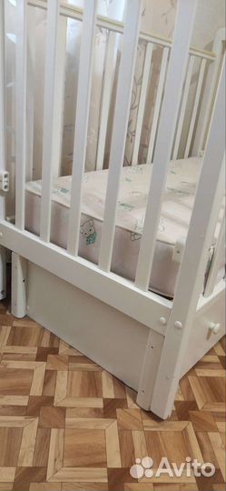 Детская кроватка с маятником