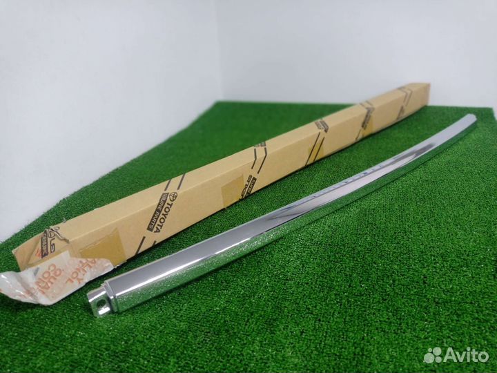 Центральная хром вставка toyota LC200