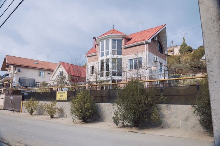 Дом 174,8 м² на участке 5 сот.