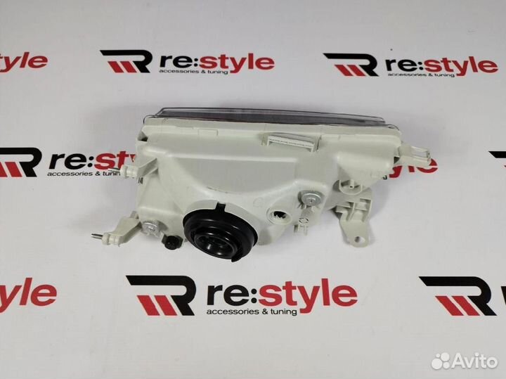 Фара Toyota Corolla Touring Правая Черная U2310