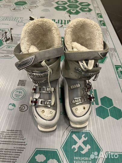 Горнолыжные ботинки atomic