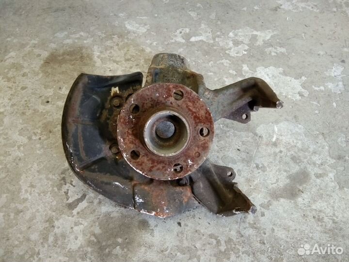 Кулаки поворотные передние Фольксваген Джетта 4